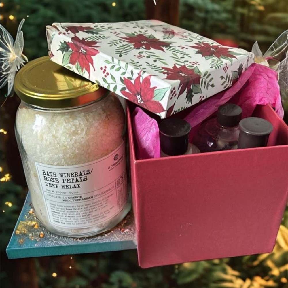 Bathroom kit: bath sales, soaps and exfoliating gloves.